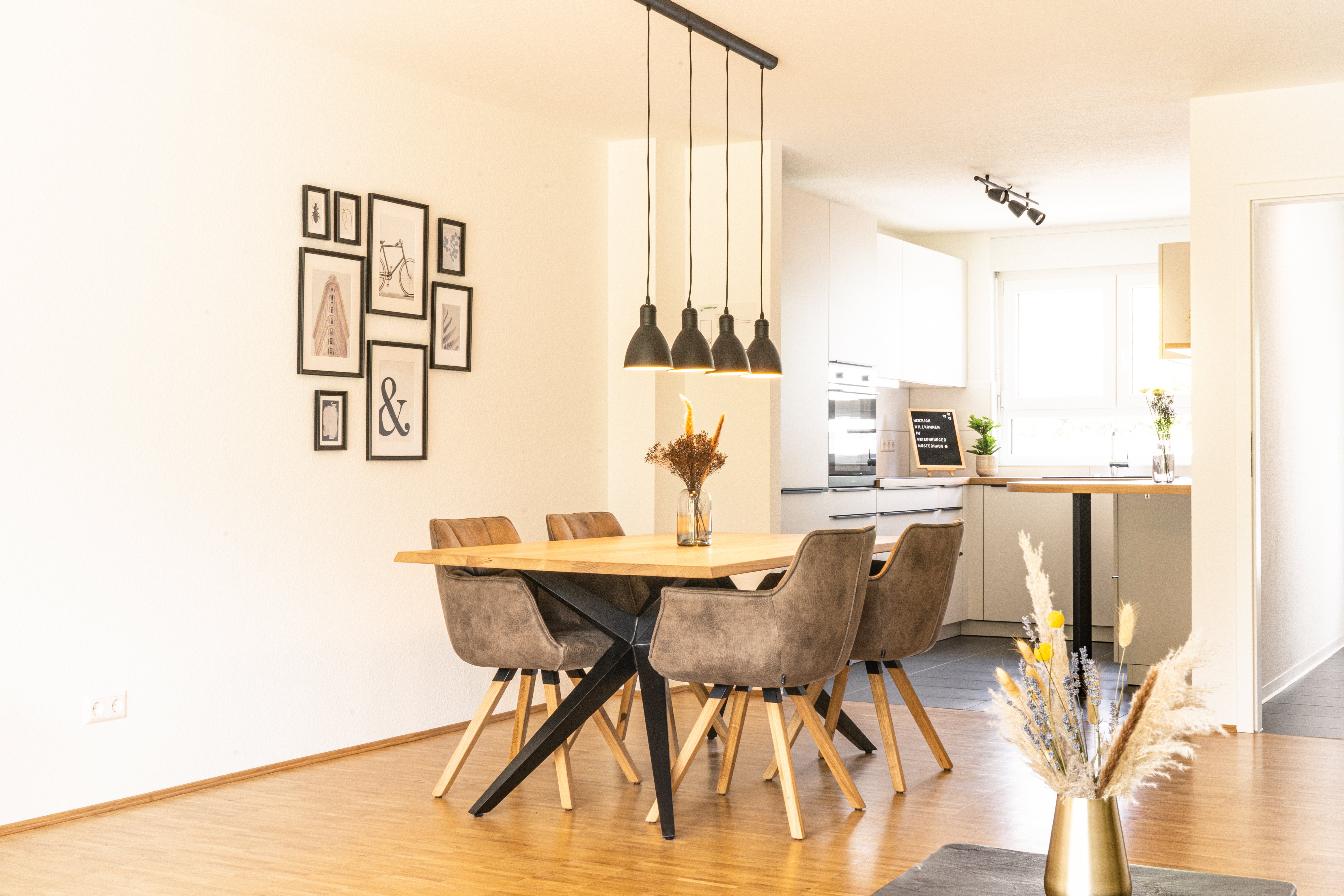 Moderner Wohn- und Essbereich